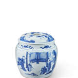 A BLUE AND WHITE 'FIGURAL' JAR AND COVER - Foto 2