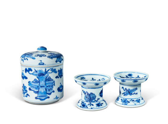 A PAIR OF BLUE AND WHITE SALT CELLARS AND A BLUE AND WHITE JAR AND COVER - photo 1