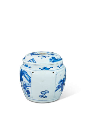 A BLUE AND WHITE 'FIGURAL' JAR AND COVER - Foto 3