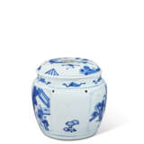 A BLUE AND WHITE 'FIGURAL' JAR AND COVER - Foto 3