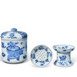 A PAIR OF BLUE AND WHITE SALT CELLARS AND A BLUE AND WHITE JAR AND COVER - photo 2