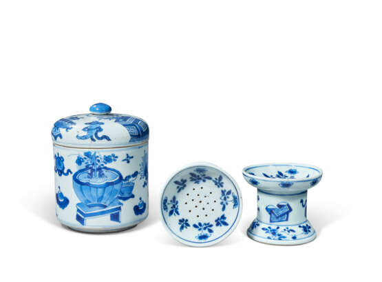 A PAIR OF BLUE AND WHITE SALT CELLARS AND A BLUE AND WHITE JAR AND COVER - photo 2