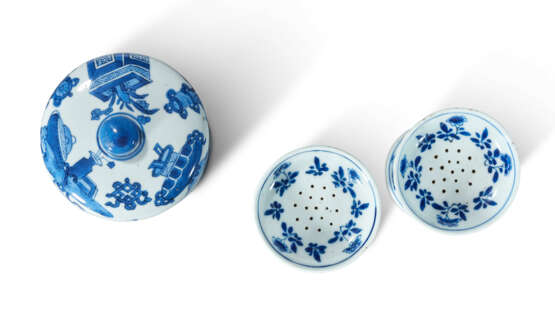 A PAIR OF BLUE AND WHITE SALT CELLARS AND A BLUE AND WHITE JAR AND COVER - photo 3