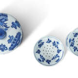 A PAIR OF BLUE AND WHITE SALT CELLARS AND A BLUE AND WHITE JAR AND COVER - photo 3