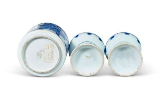 A PAIR OF BLUE AND WHITE SALT CELLARS AND A BLUE AND WHITE JAR AND COVER - photo 4