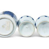 A PAIR OF BLUE AND WHITE SALT CELLARS AND A BLUE AND WHITE JAR AND COVER - photo 4