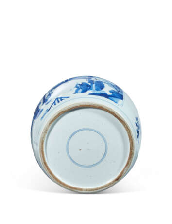 A BLUE AND WHITE 'FIGURAL' JAR AND COVER - Foto 5