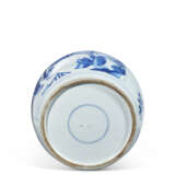 A BLUE AND WHITE 'FIGURAL' JAR AND COVER - Foto 5