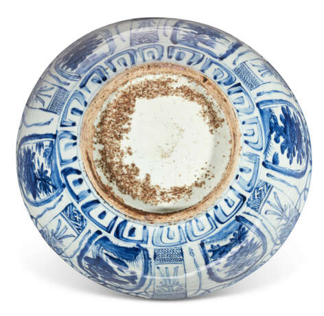 TWO BLUE AND WHITE 'KRAAK' LARGE BOWLS - photo 3