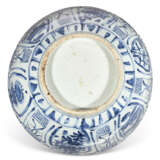 TWO BLUE AND WHITE 'KRAAK' LARGE BOWLS - photo 4