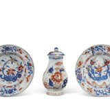 A PAIR OF IMARI DISHES, AN IMARI EWER AND COVER AND A BLUE AND WHITE FLASK - фото 1