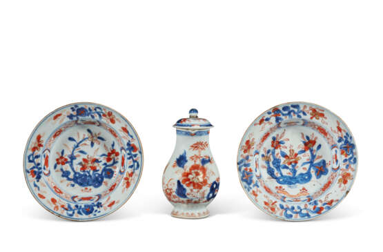 A PAIR OF IMARI DISHES, AN IMARI EWER AND COVER AND A BLUE AND WHITE FLASK - фото 1