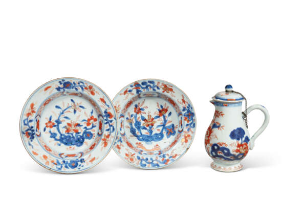 A PAIR OF IMARI DISHES, AN IMARI EWER AND COVER AND A BLUE AND WHITE FLASK - фото 2