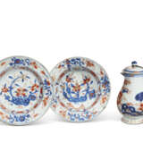 A PAIR OF IMARI DISHES, AN IMARI EWER AND COVER AND A BLUE AND WHITE FLASK - фото 2