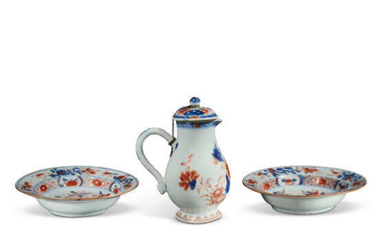 A PAIR OF IMARI DISHES, AN IMARI EWER AND COVER AND A BLUE AND WHITE FLASK - фото 3