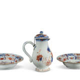 A PAIR OF IMARI DISHES, AN IMARI EWER AND COVER AND A BLUE AND WHITE FLASK - фото 3