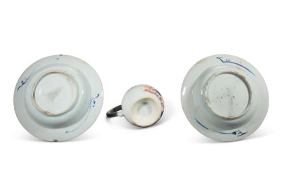 A PAIR OF IMARI DISHES, AN IMARI EWER AND COVER AND A BLUE AND WHITE FLASK - photo 4