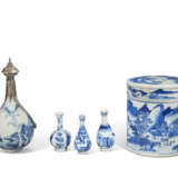 A SILVER-MOUNTED BLUE AND WHITE VASE, THREE BLUE AND WHITE MINIATURE VASES AND A BLUE AND WHITE BOX AND COVER - Foto 2