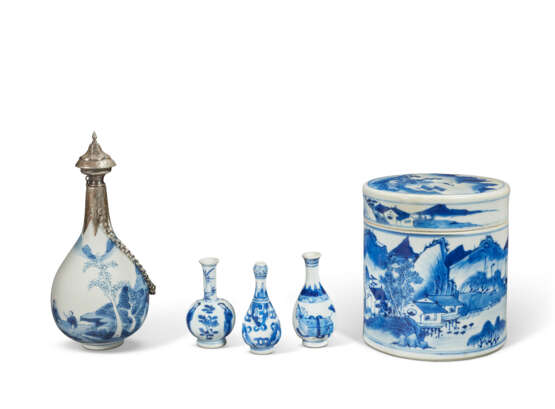 A SILVER-MOUNTED BLUE AND WHITE VASE, THREE BLUE AND WHITE MINIATURE VASES AND A BLUE AND WHITE BOX AND COVER - photo 2