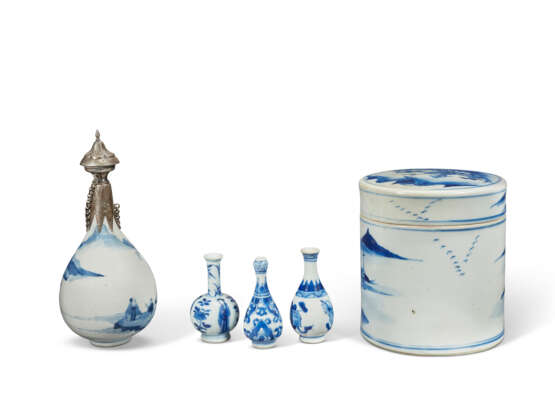 A SILVER-MOUNTED BLUE AND WHITE VASE, THREE BLUE AND WHITE MINIATURE VASES AND A BLUE AND WHITE BOX AND COVER - photo 3