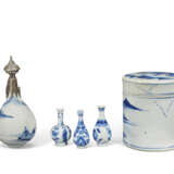 A SILVER-MOUNTED BLUE AND WHITE VASE, THREE BLUE AND WHITE MINIATURE VASES AND A BLUE AND WHITE BOX AND COVER - Foto 3