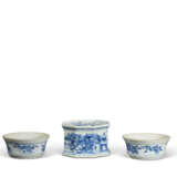 A PAIR OF BLUE AND WHITE SALT-CELLARS AND A BLUE AND WHITE SPONGE STAND - photo 1