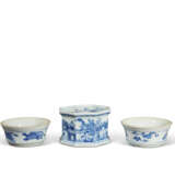 A PAIR OF BLUE AND WHITE SALT-CELLARS AND A BLUE AND WHITE SPONGE STAND - photo 2