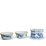 A PAIR OF BLUE AND WHITE SALT-CELLARS AND A BLUE AND WHITE SPONGE STAND - photo 3