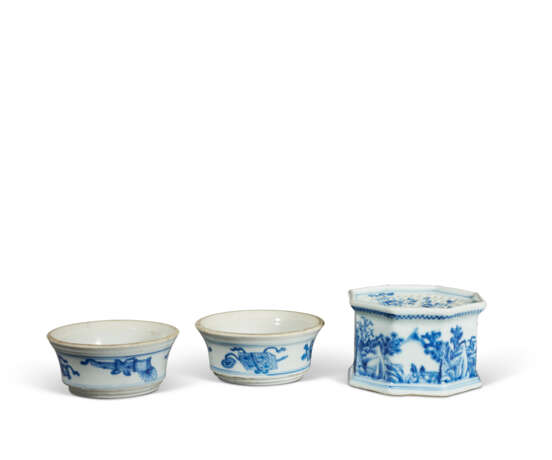 A PAIR OF BLUE AND WHITE SALT-CELLARS AND A BLUE AND WHITE SPONGE STAND - photo 3