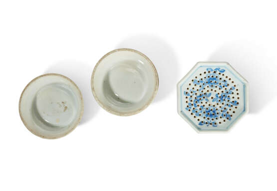 A PAIR OF BLUE AND WHITE SALT-CELLARS AND A BLUE AND WHITE SPONGE STAND - photo 4