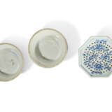 A PAIR OF BLUE AND WHITE SALT-CELLARS AND A BLUE AND WHITE SPONGE STAND - photo 4