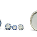 A SILVER-MOUNTED BLUE AND WHITE VASE, THREE BLUE AND WHITE MINIATURE VASES AND A BLUE AND WHITE BOX AND COVER - Foto 6