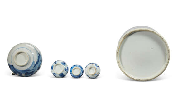 A SILVER-MOUNTED BLUE AND WHITE VASE, THREE BLUE AND WHITE MINIATURE VASES AND A BLUE AND WHITE BOX AND COVER - photo 6