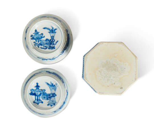 A PAIR OF BLUE AND WHITE SALT-CELLARS AND A BLUE AND WHITE SPONGE STAND - photo 5