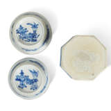 A PAIR OF BLUE AND WHITE SALT-CELLARS AND A BLUE AND WHITE SPONGE STAND - photo 5