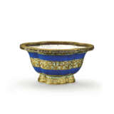 A GLASS-INLAID ENAMELLED GILT-COPPER JARDINIÈRE - Foto 1