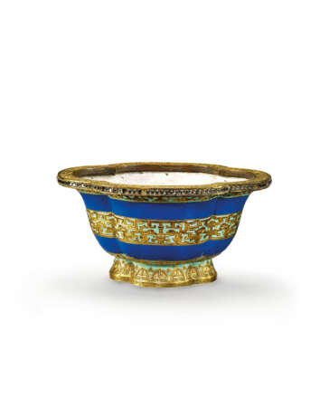 A GLASS-INLAID ENAMELLED GILT-COPPER JARDINIÈRE - фото 1