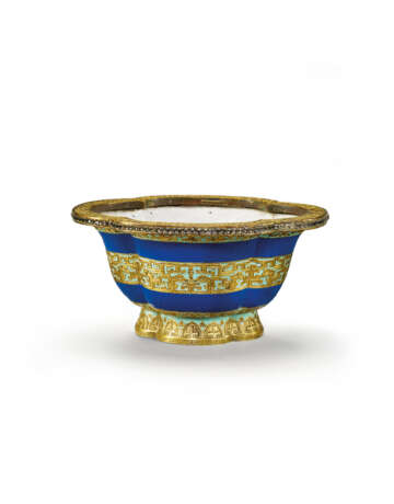 A GLASS-INLAID ENAMELLED GILT-COPPER JARDINIÈRE - фото 2