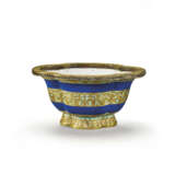 A GLASS-INLAID ENAMELLED GILT-COPPER JARDINIÈRE - Foto 2