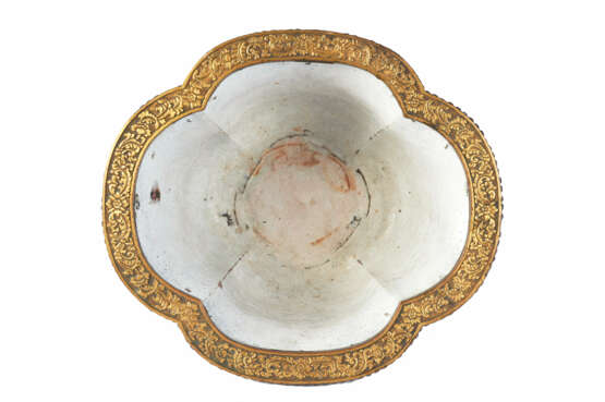 A GLASS-INLAID ENAMELLED GILT-COPPER JARDINIÈRE - photo 3