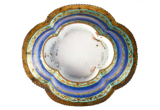 A GLASS-INLAID ENAMELLED GILT-COPPER JARDINIÈRE - photo 4