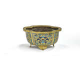 AN ENAMELLED GILT-COPPER JARDINIÈRE - photo 3