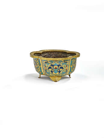 AN ENAMELLED GILT-COPPER JARDINIÈRE - Foto 3