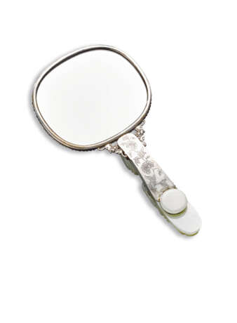 A CELADON JADE AND PALE CELADON JADE-MOUNTED HAND MIRROR - Foto 2