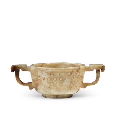 A SMALL CELADON JADE TWIN-HANDLED CUP - фото 1