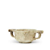 A SMALL CELADON JADE TWIN-HANDLED CUP - фото 2