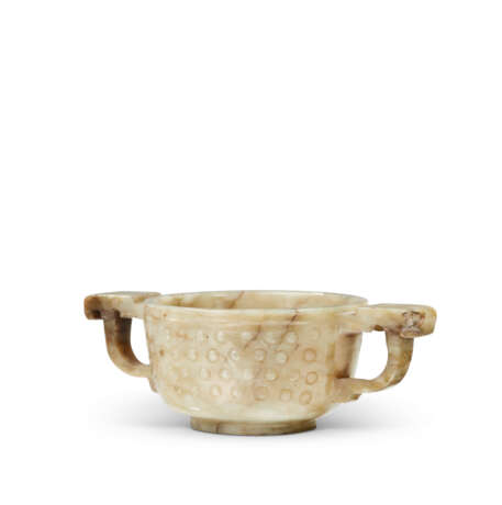 A SMALL CELADON JADE TWIN-HANDLED CUP - фото 2