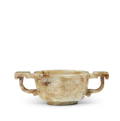 A SMALL CELADON JADE TWIN-HANDLED CUP - фото 3