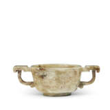 A SMALL CELADON JADE TWIN-HANDLED CUP - Foto 3