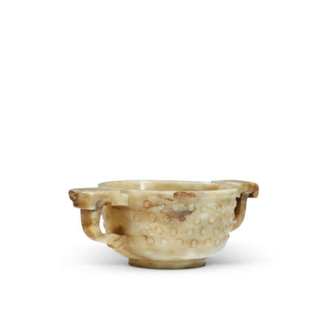 A SMALL CELADON JADE TWIN-HANDLED CUP - фото 4